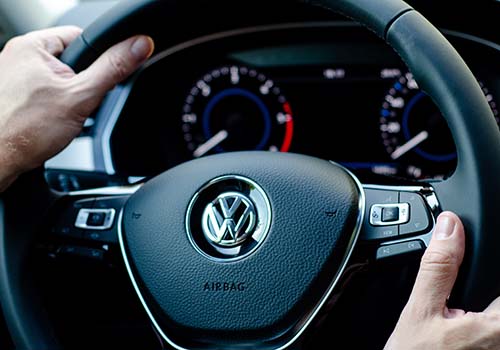 Lenkrad eines Volkswagen Fahrzeugs im Kontext des Dualen Studiums bei der VOLKSWAGEN GROUP OTLG