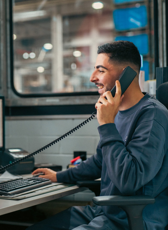 Auszubildender zum Fachlagerist arbeitet in der Logistik der VOLKSWAGEN GROUP OTLG