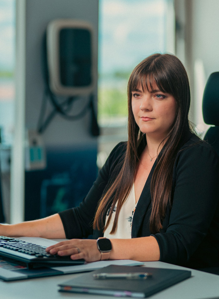 Auszubildende im Groß- und Außenhandelsmanagement arbeitet im Büro der VOLKSWAGEN GROUP OTLG