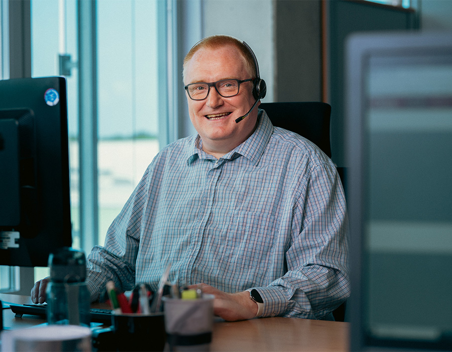 Ein Mitarbeitender im Finanzbereich arbeitet an der Analyse finanzieller Daten am Computer