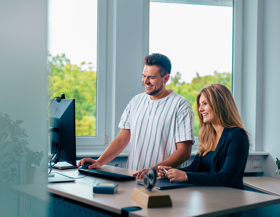 Zwei Mitglieder der Geschäftsführung besprechen strategische Themen des Unternehmens im Büro