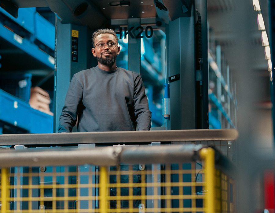 Ein Mitarbeitender im Bereich Logistik organisiert Waren im Lager des Unternehmens