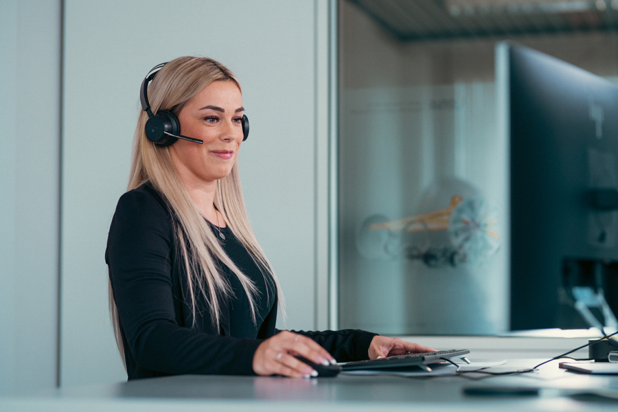 Mitarbeiterin arbeitet an IT-Systemen im Bereich Wirtschaftsinformatik bei der VOLKSWAGEN GROUP OTLG