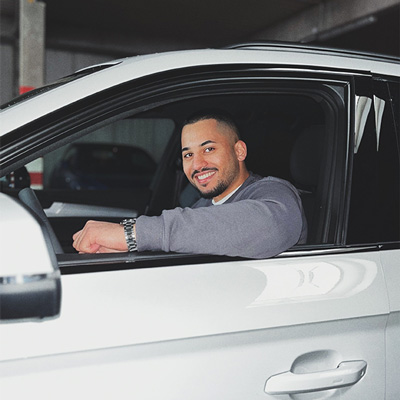 Porträt von Levent Hasani, Mitarbeitender der VOLKSWAGEN GROUP OTLG im Fahrzeug